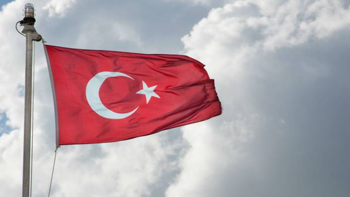 Türkische Fahne vor Wolkenhimmel Türkische Fahne vor Wolkenhimmel